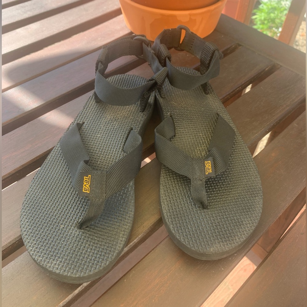 Teva’s Women’s 7 “Urban Sandal” Thong Flip Flip with Velcro Ankle Strap